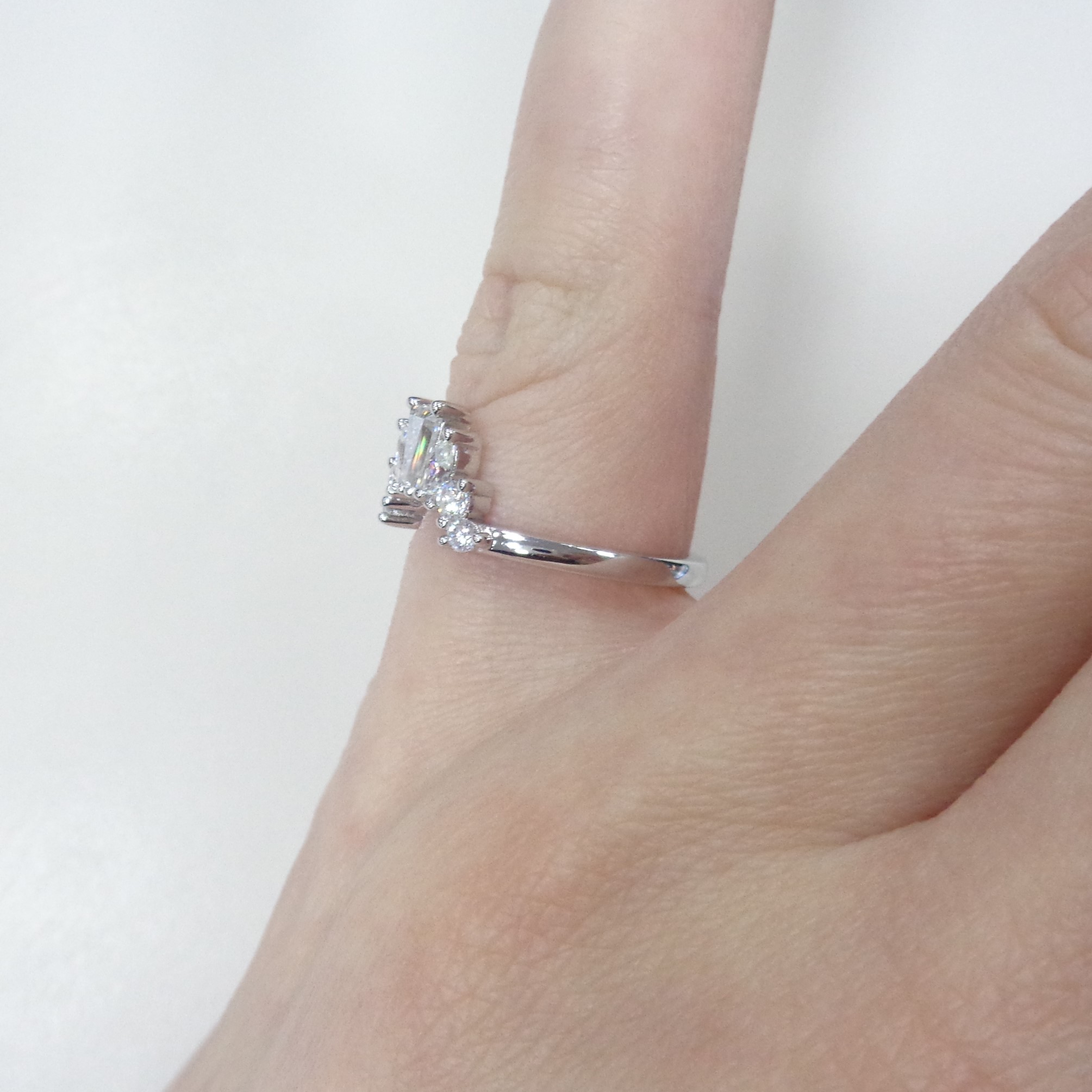 Серебряное кольцо с муассанитами